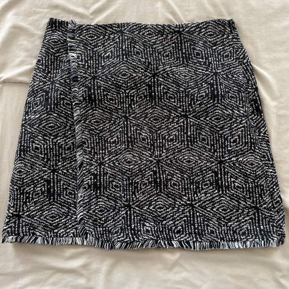 Banana Republic Black & White Textured Mini Skirt - Size 4 - Picture 1 of 5